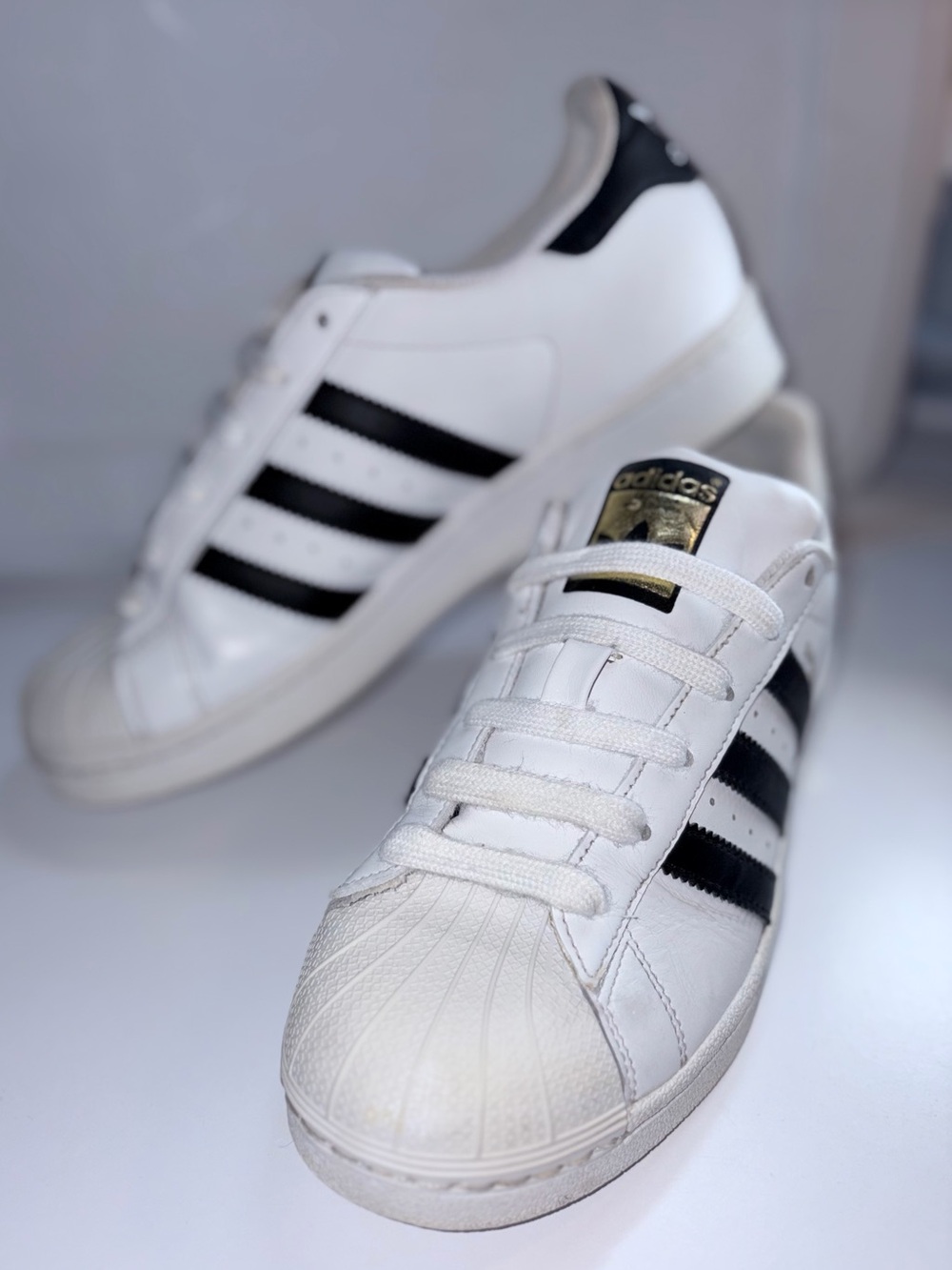 Classic white Adidas Superstar sneakers M5/W6